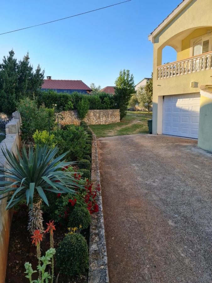 Apartmani Lenka Ugljan Exterior foto