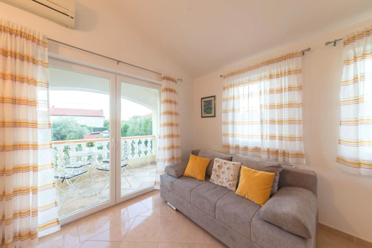 Apartmani Lenka Ugljan Exterior foto